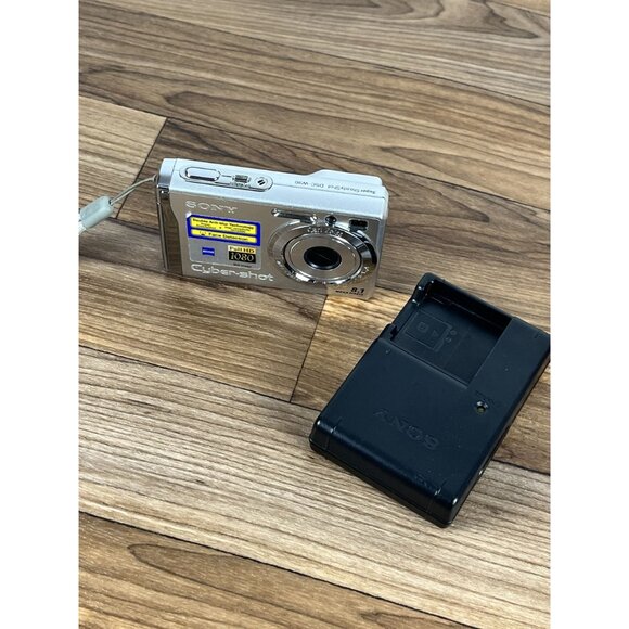 Sony Cyber-shot DSC-W90 8.1MP Digital Camera - Silver W/ Battery & Charger - Picture 5 of 11